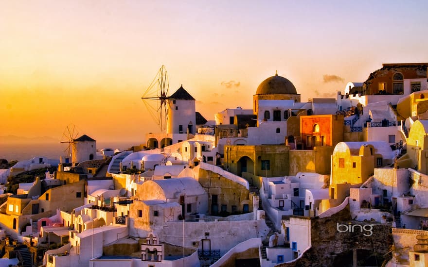 Oia at sunset on Thíra (Santoríni), Greece